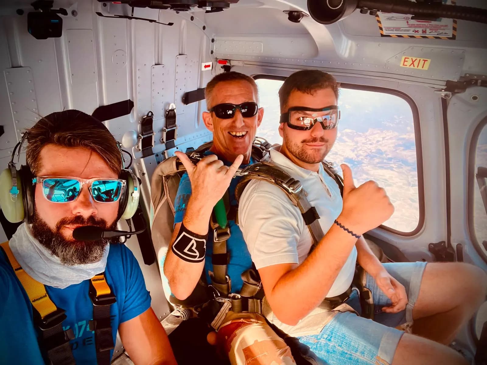 L'équipe Fly974Tandem66 devant l'hélicoptère à Perpignan