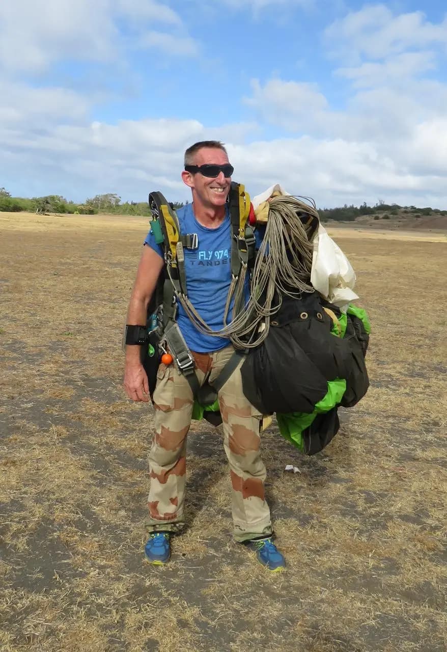 Frédéric Creusot, pilote professionnel qualifié biplace, sur la drop zone d'Argelès-sur-Mer