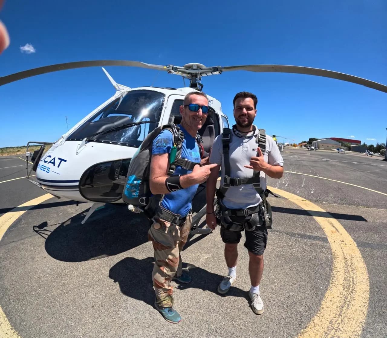Hélicoptère Hélittoral utilisé pour les sauts en parachute tandem